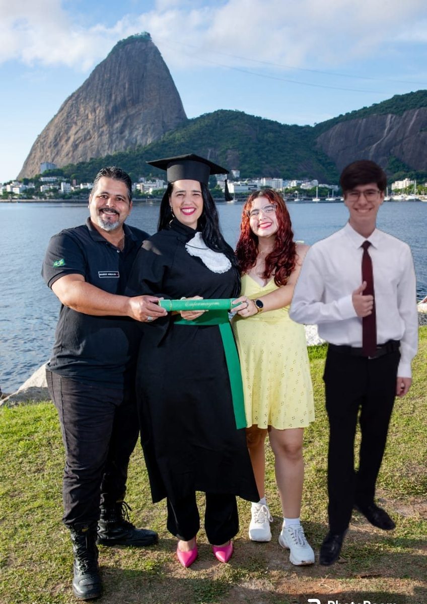Mariana formada em Enfermagem, de beca, segurando o canudo junto com Maurício, Débora e Daniel, com o Pão de Açúcar ao fundo.